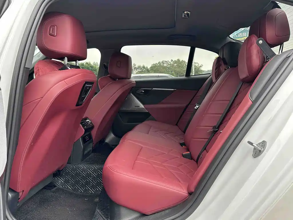 BMW 5 Series — миниатюра 8