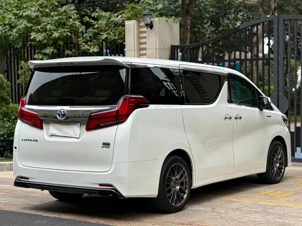 Toyota Alphard — миниатюра 7