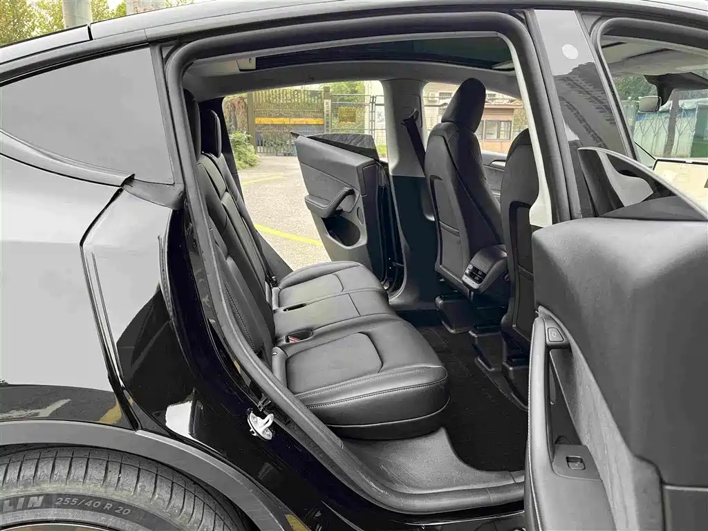 Tesla Model Y — миниатюра 17