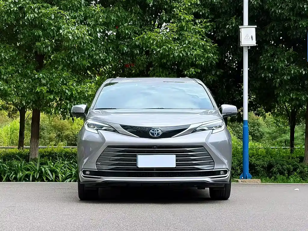Toyota Sienna — миниатюра 3