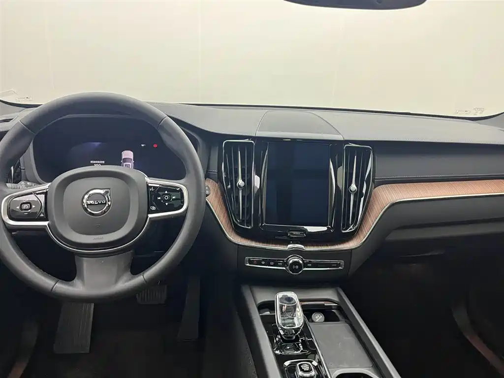 Volvo XC60 2024 B5 Luxury