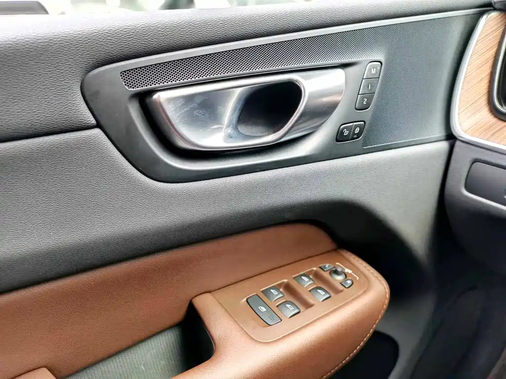 Volvo XC60 PHEV — миниатюра 13