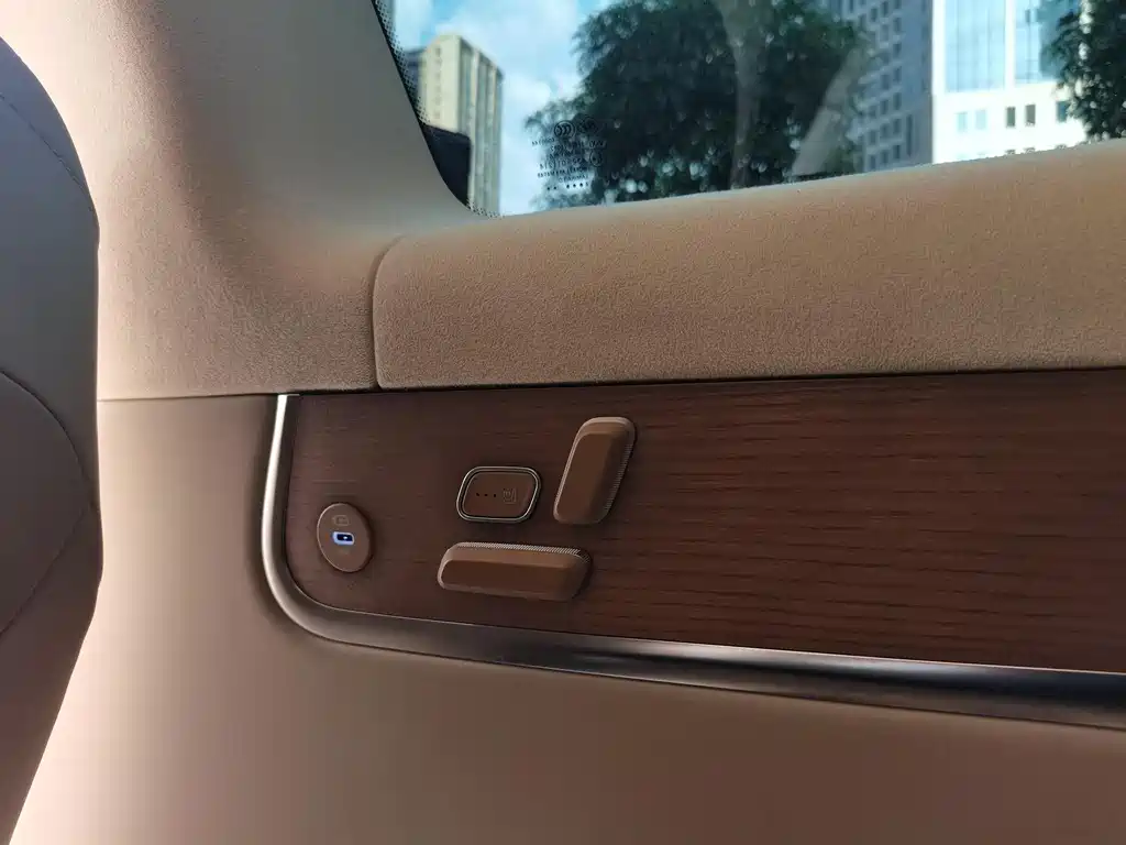 AITO ASK THE WORLD M9