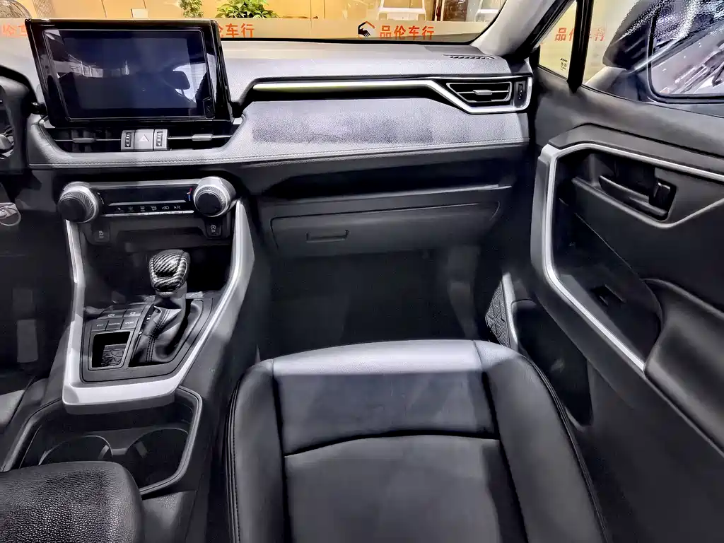Toyota RAV4 — миниатюра 7