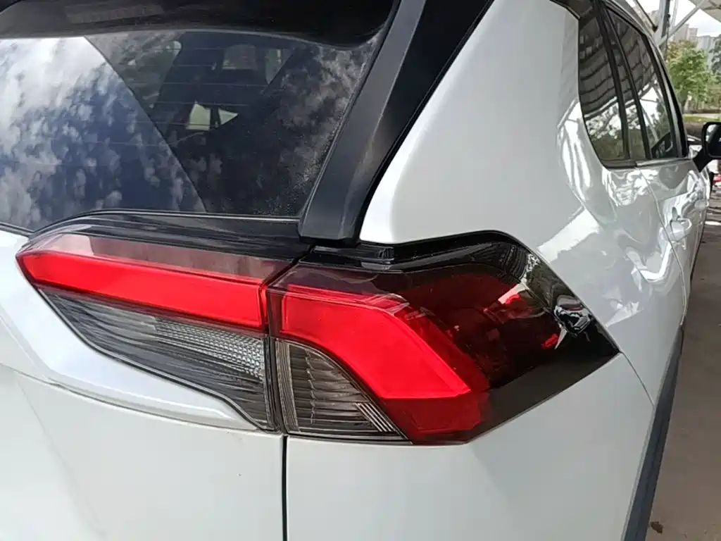 Toyota RAV4 — миниатюра 8