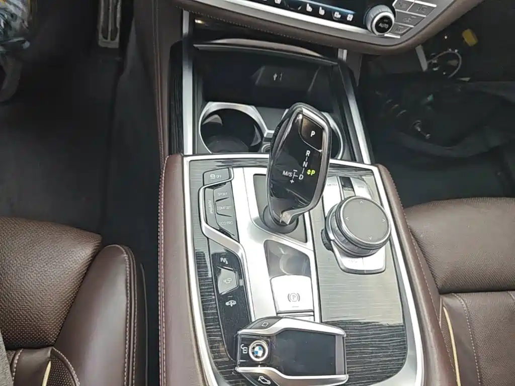 BMW 7 Series — миниатюра 14