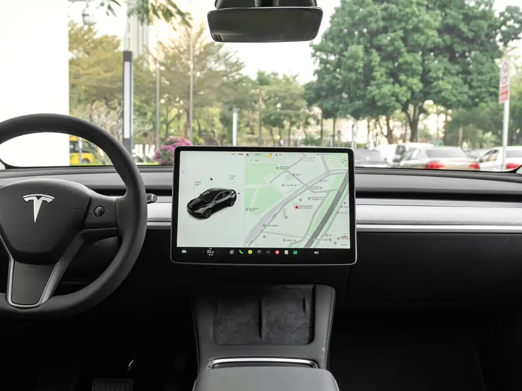 Tesla Model Y — миниатюра 6