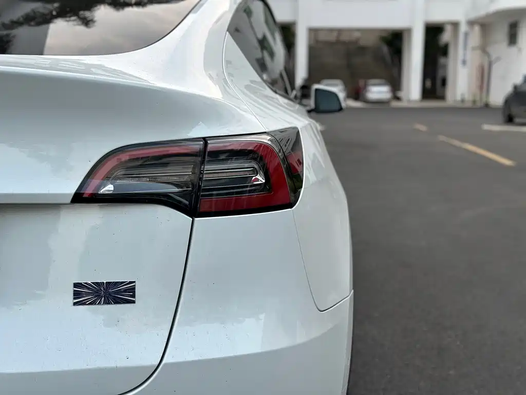 Tesla Model Y — миниатюра 8