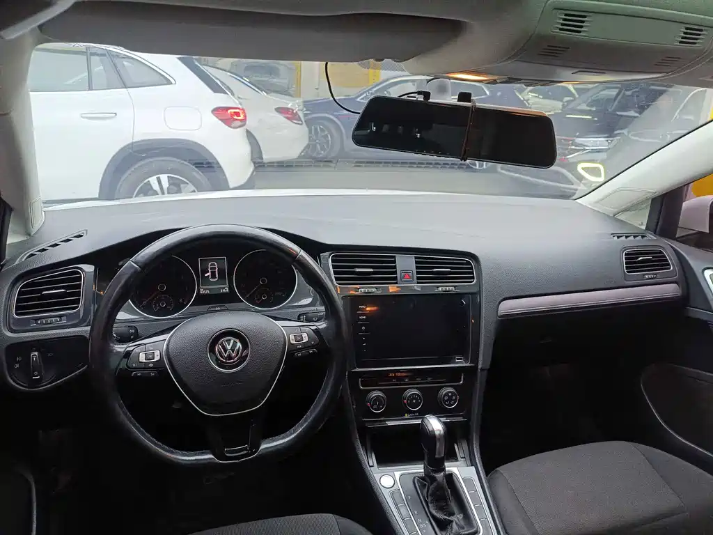 VOLKSWAGEN GOLF