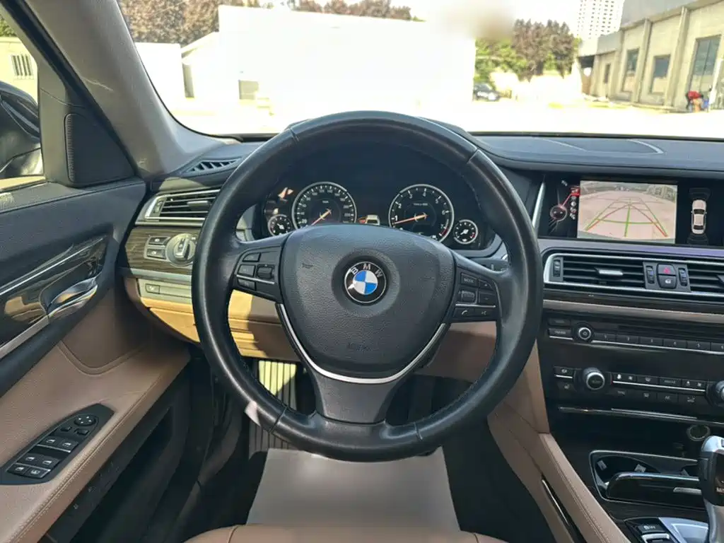 BMW 7 Series — миниатюра 14
