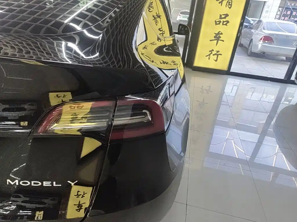 Tesla Model Y — миниатюра 8