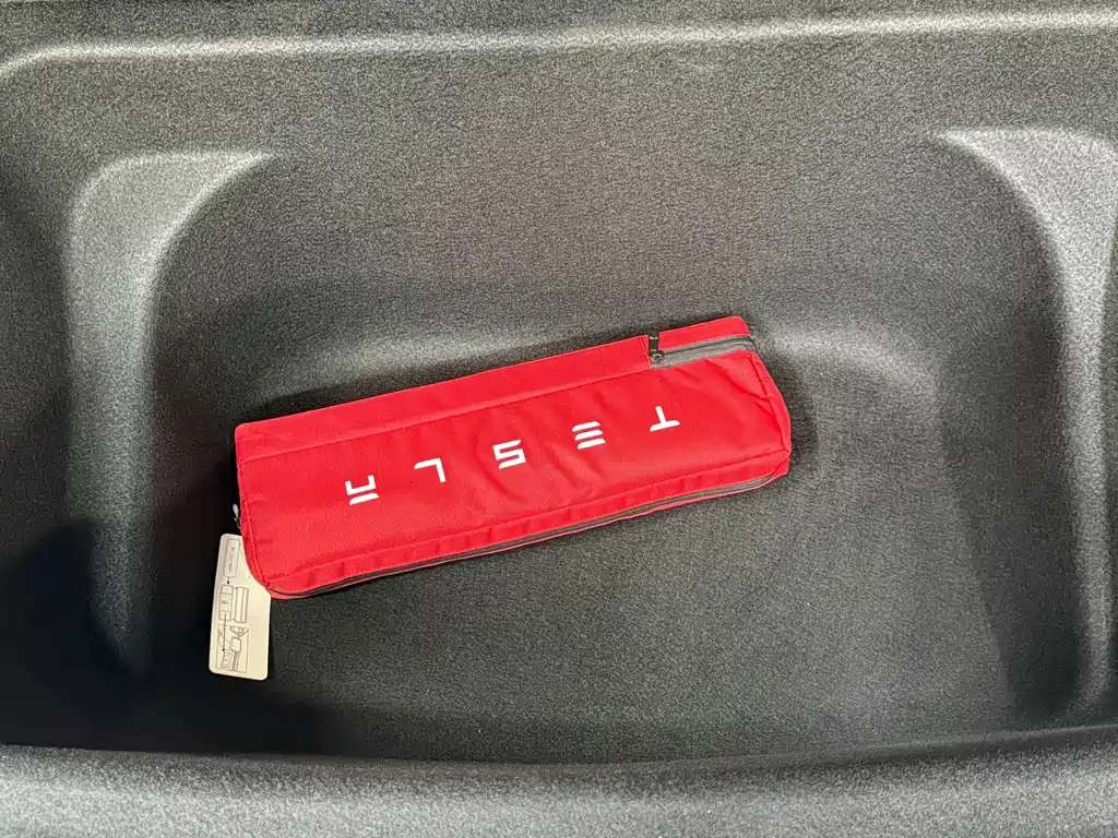 Tesla Model Y — миниатюра 25