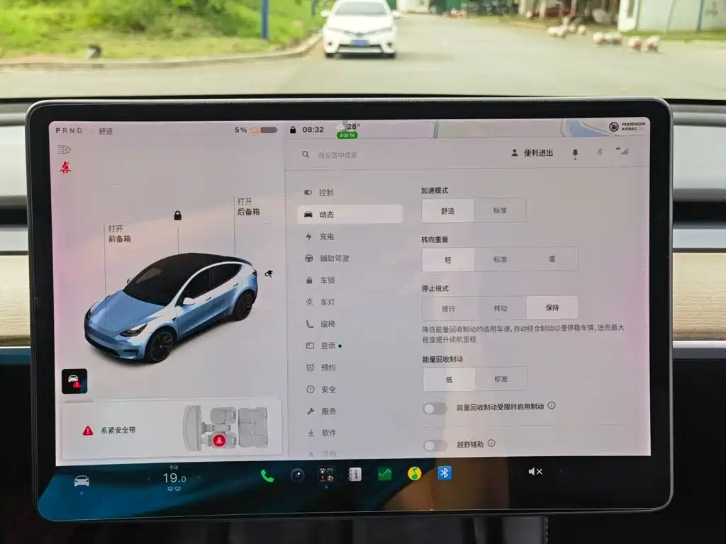 Tesla Model Y — миниатюра 15