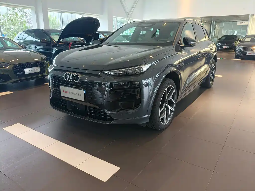 AUDI Q6L E TRON