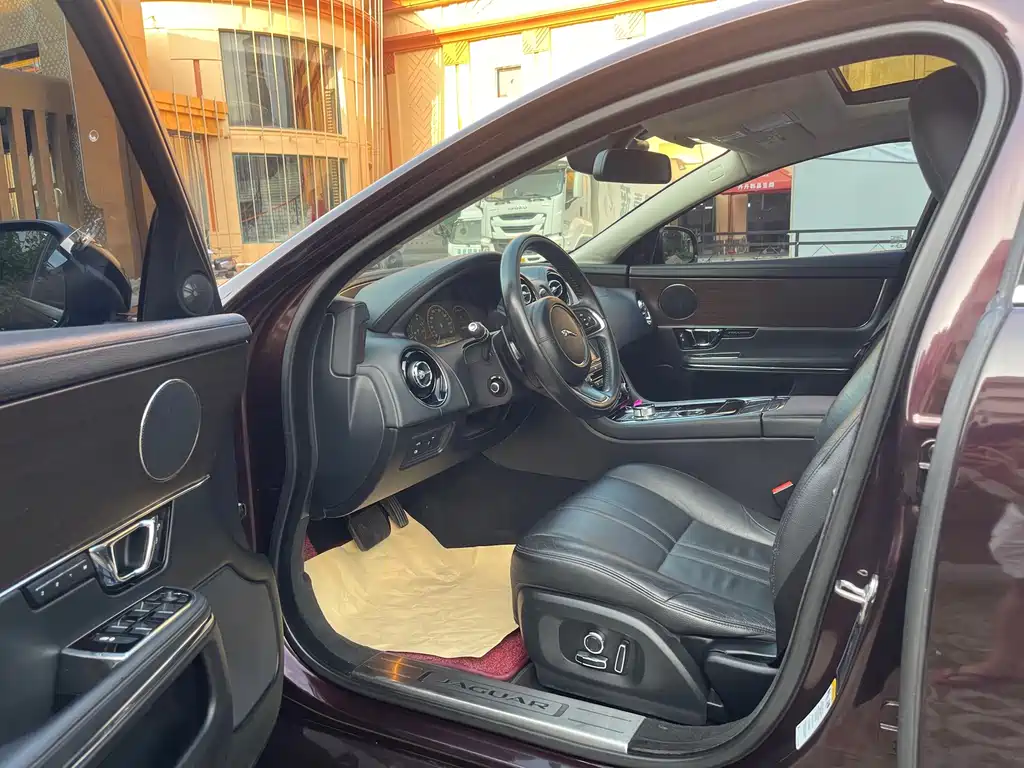 Jaguar XJ — миниатюра 9