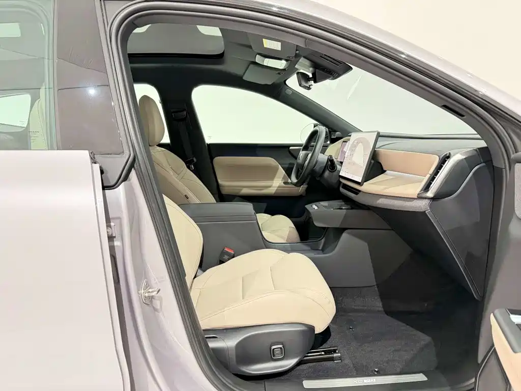 Volvo XC70 PHEV — миниатюра 18