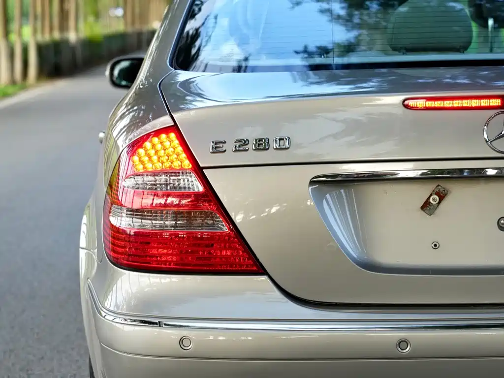 Mercedes-Benz E-Class — миниатюра 7