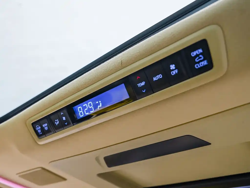 Toyota Alphard — миниатюра 16