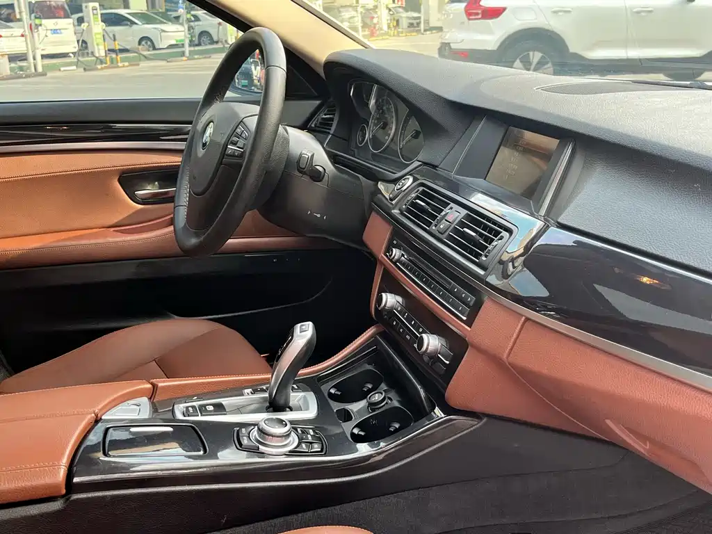 BMW 5 Series — миниатюра 13