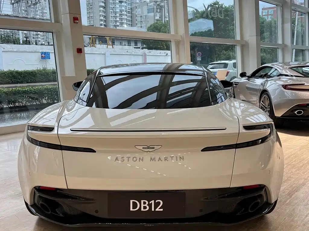 Aston Martin DB12 — миниатюра 8
