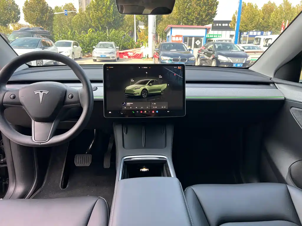 Tesla Model Y — миниатюра 8