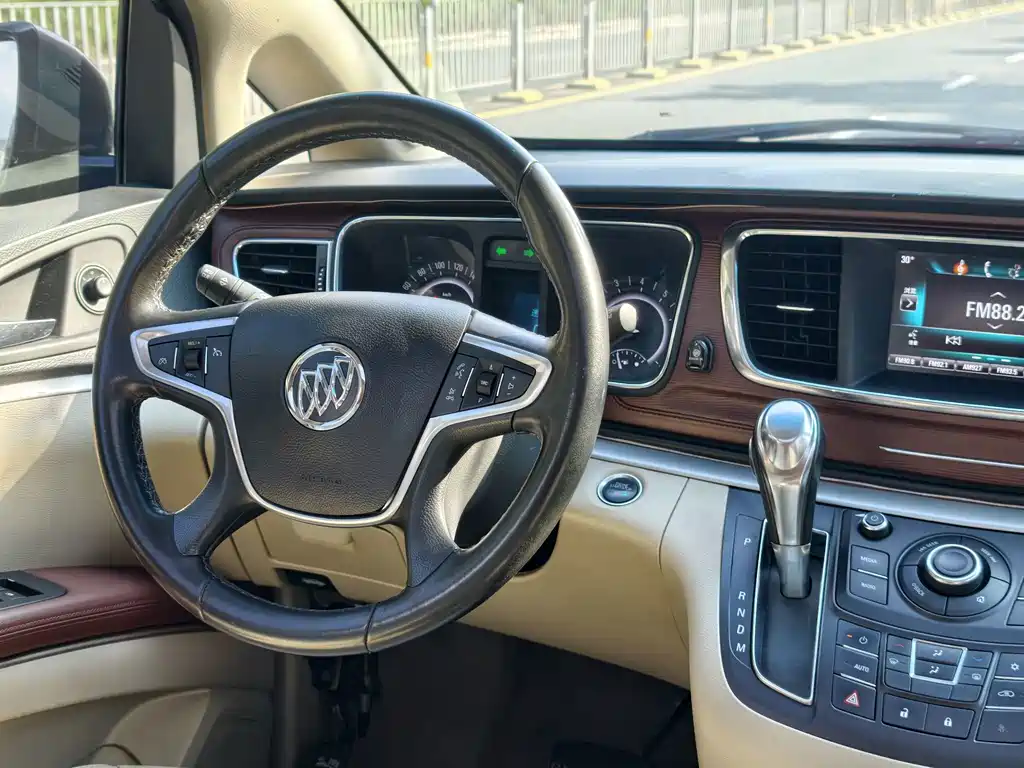 Buick GL8 — миниатюра 10