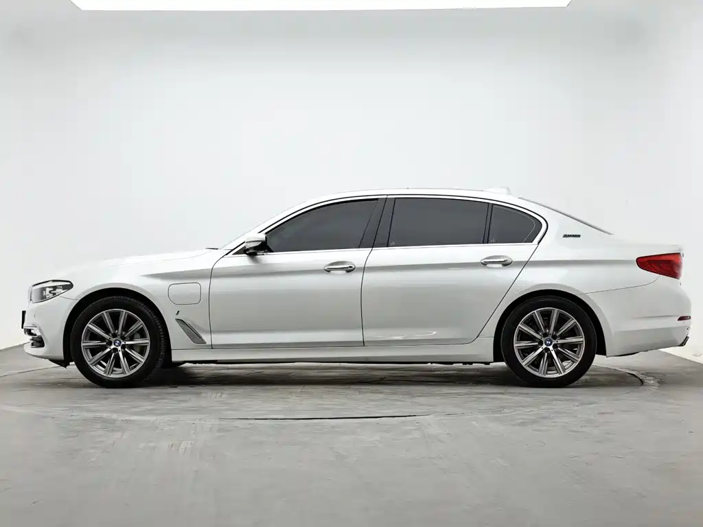 BMW 5 Series New Energy — миниатюра 6