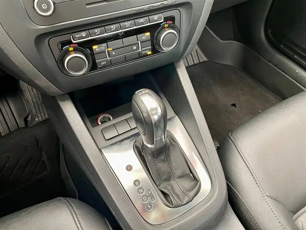 Volkswagen Sagitar 2012 1.4TSI AT Luxury