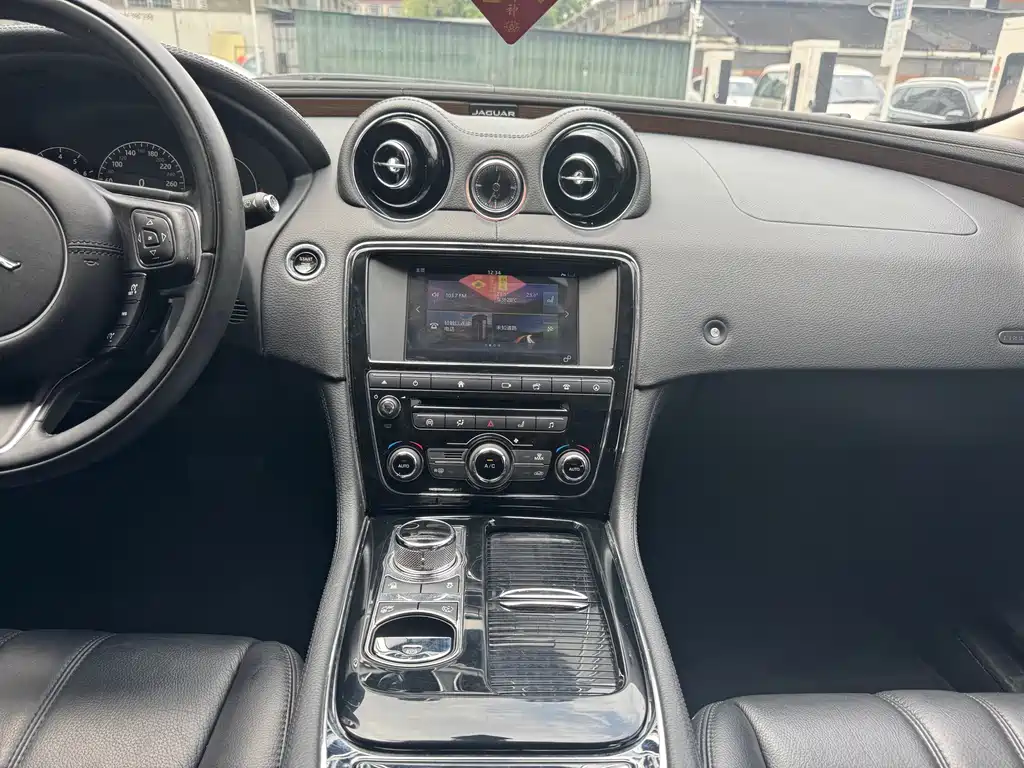Jaguar XJ — миниатюра 11