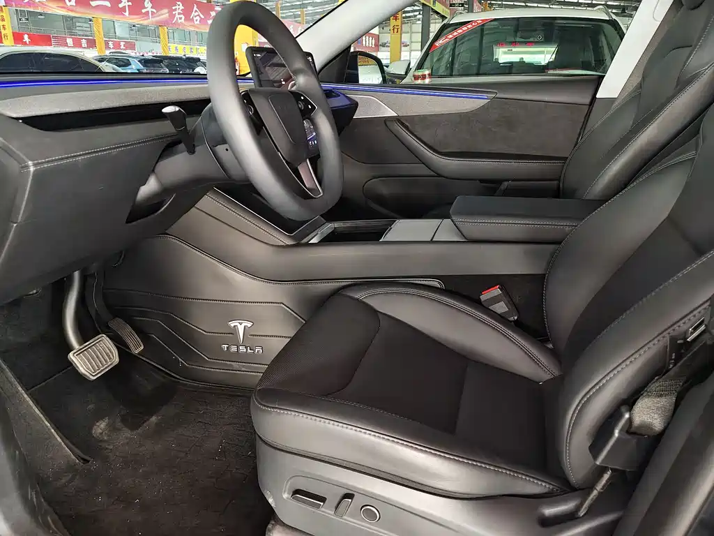 Tesla Model Y — миниатюра 14