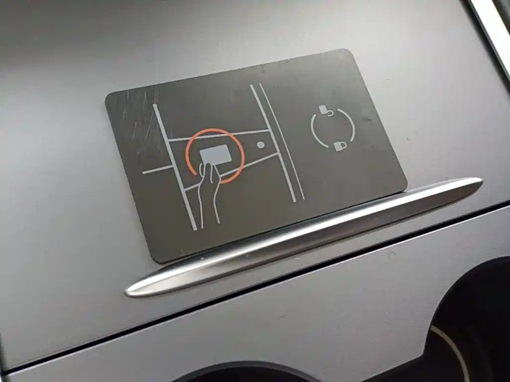 Tesla Model Y — миниатюра 9