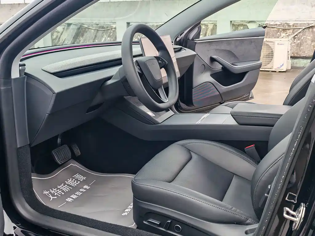 Tesla Model 3 — миниатюра 10