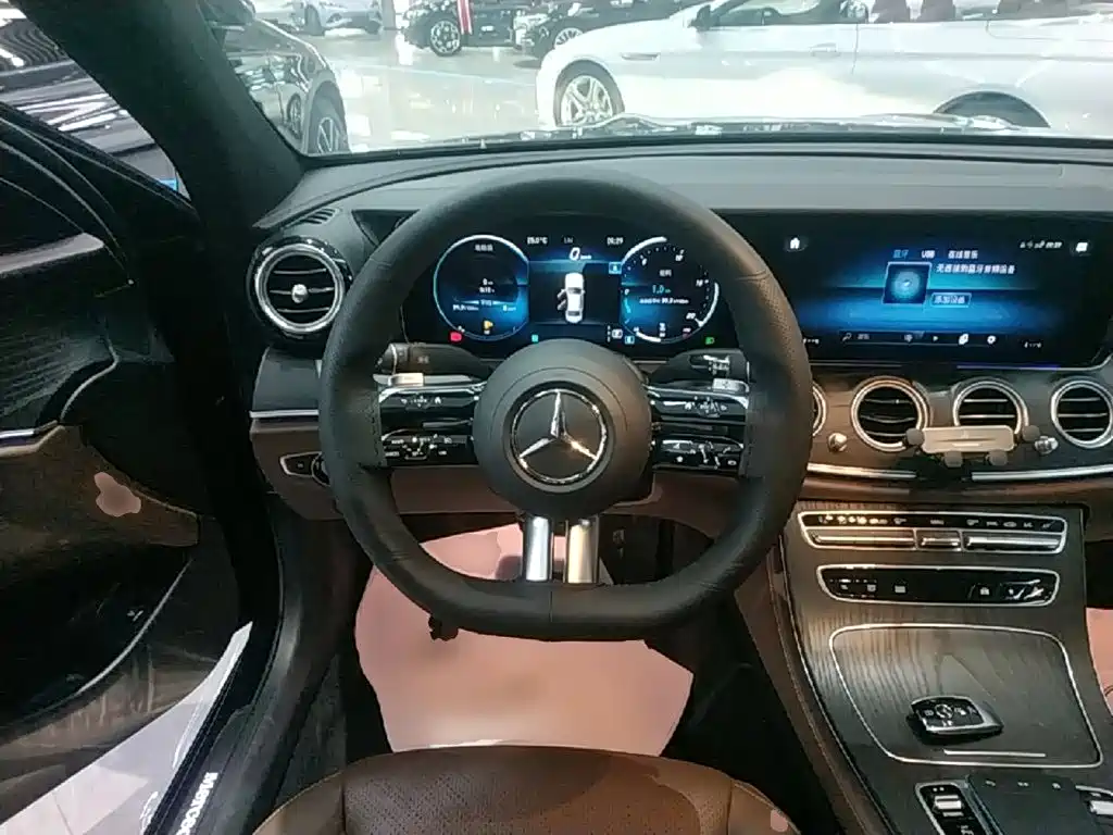 Mercedes-Benz E-Class — миниатюра 11