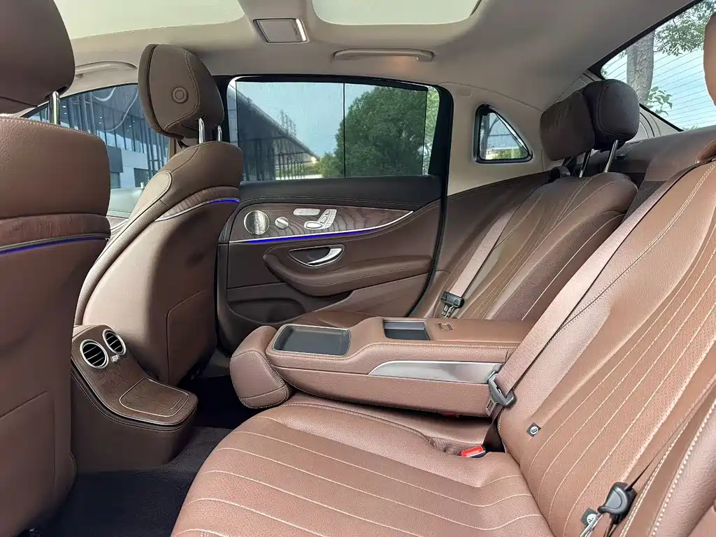 Mercedes-Benz E-Class — миниатюра 9
