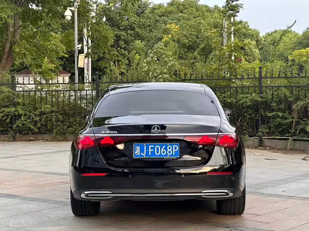 Mercedes-Benz E-Class — миниатюра 3