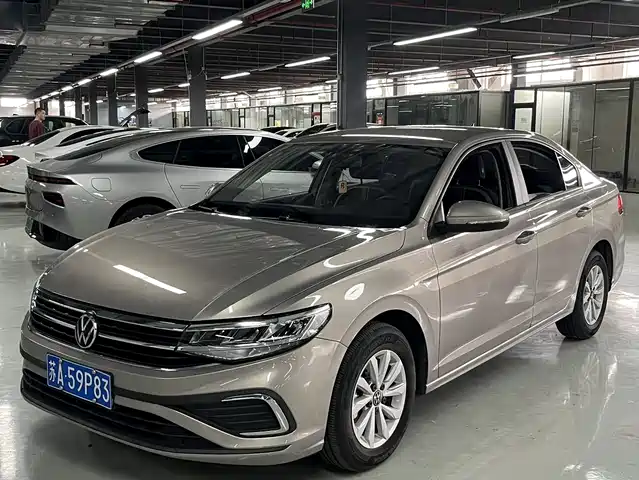 VOLKSWAGEN BORA 2023