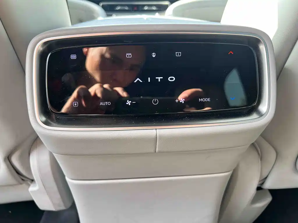 AITO ASK THE WORLD M9