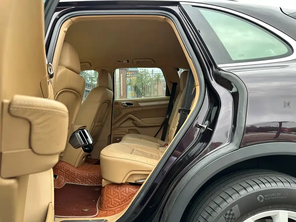 Porsche Cayenne — миниатюра 9