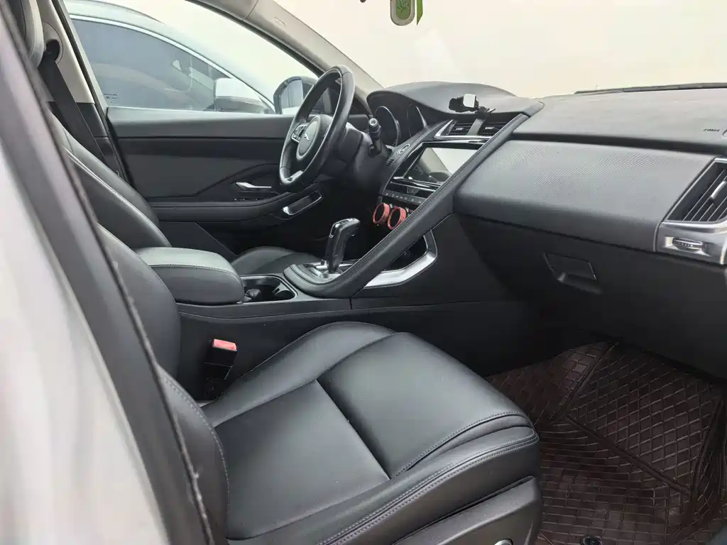 Jaguar E-PACE — миниатюра 5