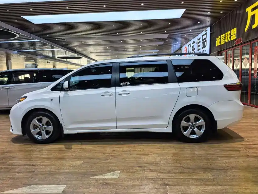 Toyota Sienna — миниатюра 20