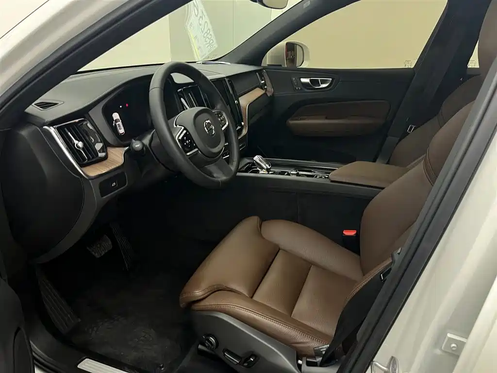 Volvo XC60 2024 B5 Luxury