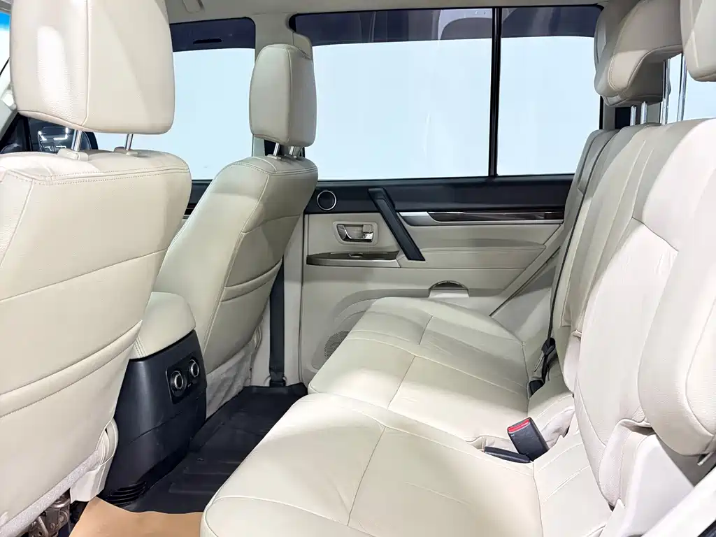Mitsubishi Pajero (Import) — миниатюра 12