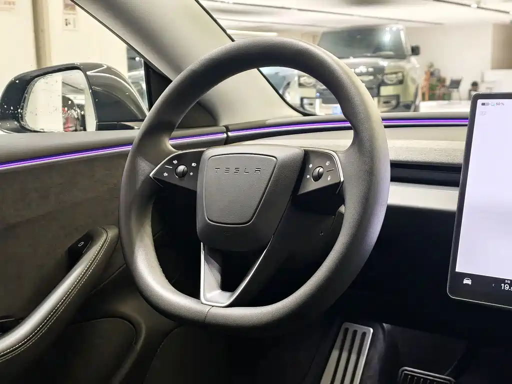 Tesla Model 3 — миниатюра 8