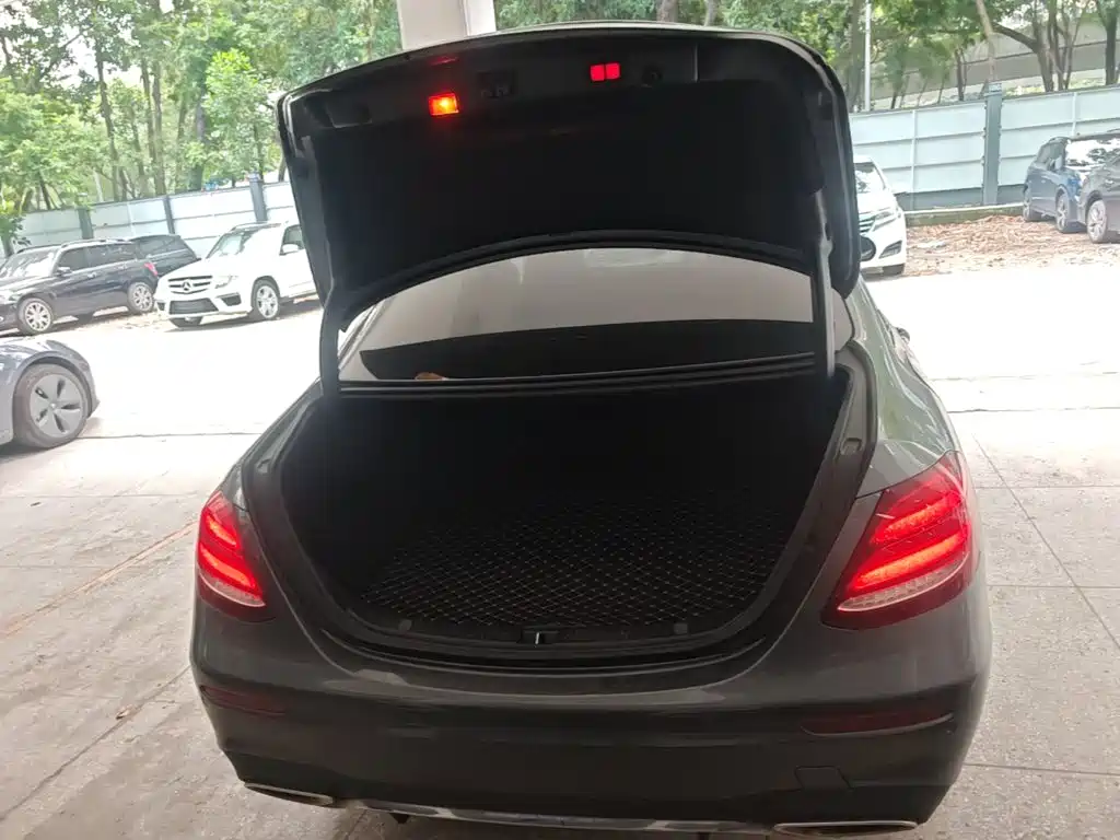 Mercedes-Benz E-Class — миниатюра 19