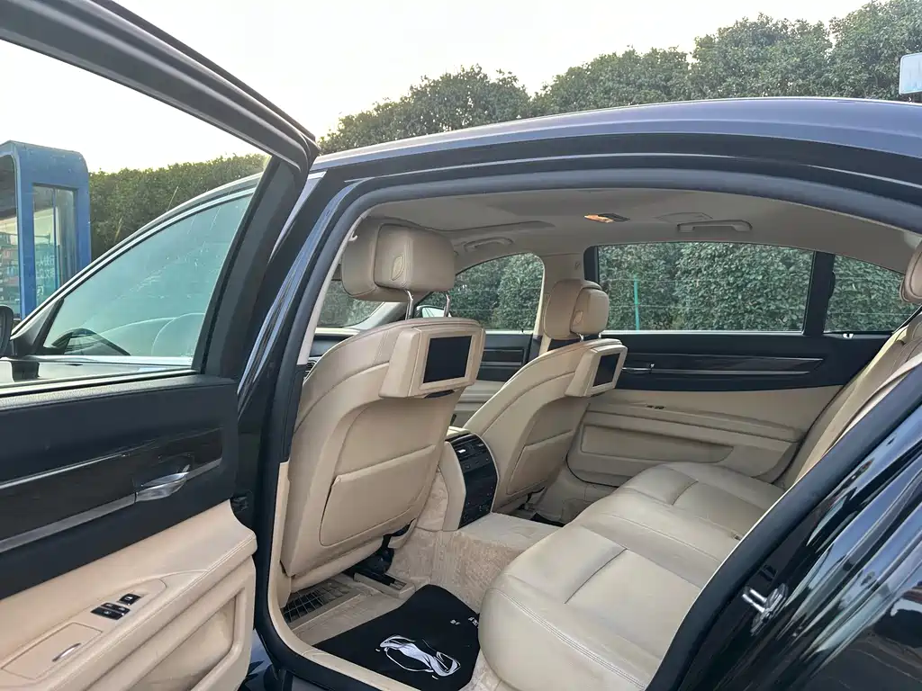 BMW 7 Series — миниатюра 14
