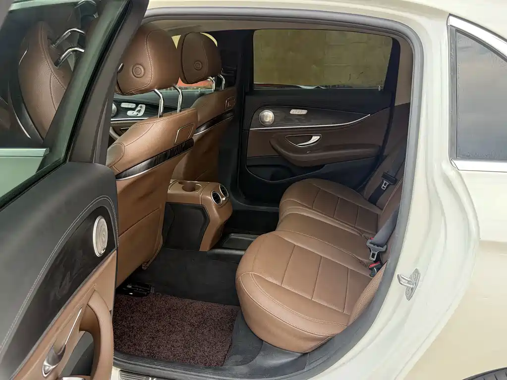 Mercedes-Benz E-Class — миниатюра 8