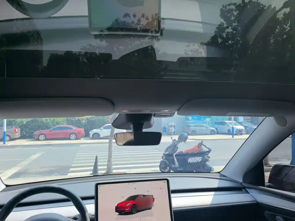 Tesla Model Y — миниатюра 18
