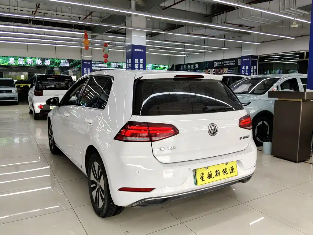 Volkswagen Golf EV — миниатюра 8