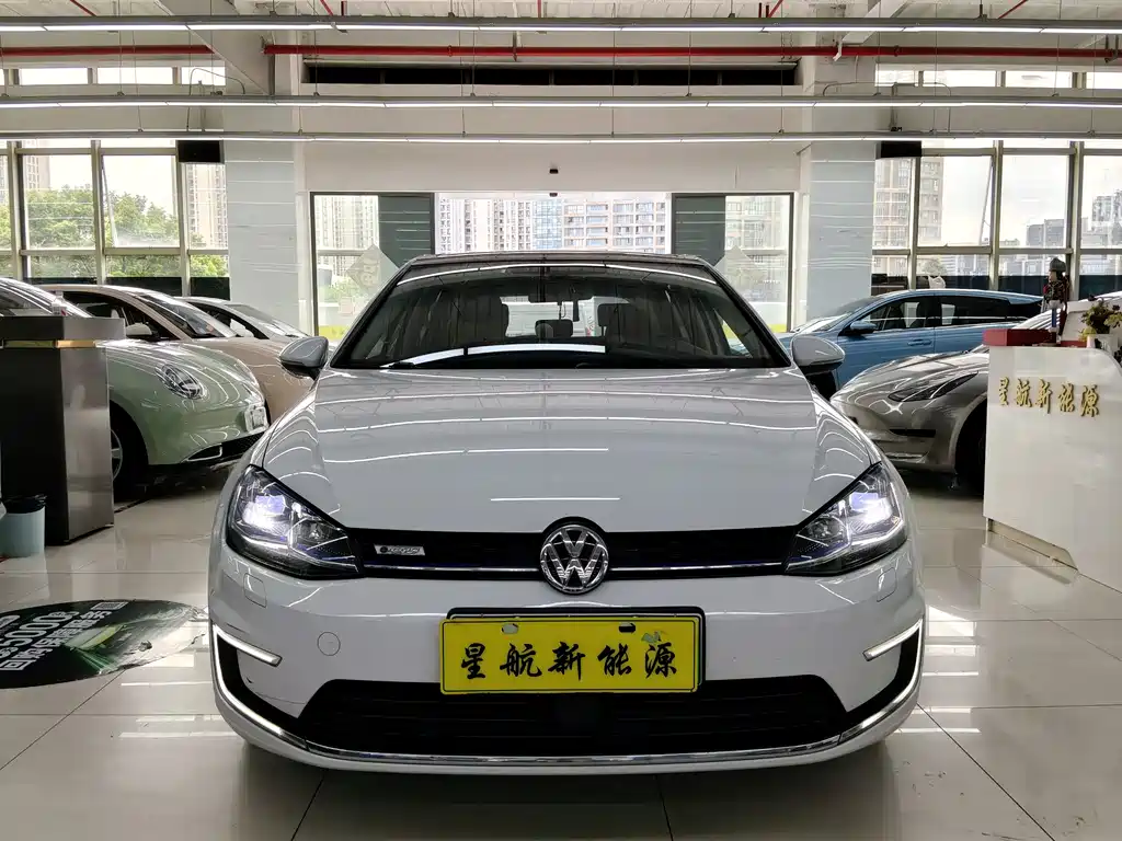Volkswagen Golf EV — миниатюра 2