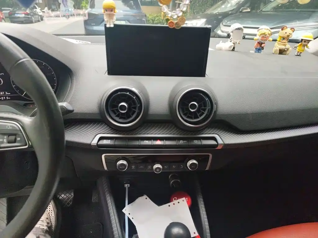 Audi Q2L e-tron — миниатюра 6